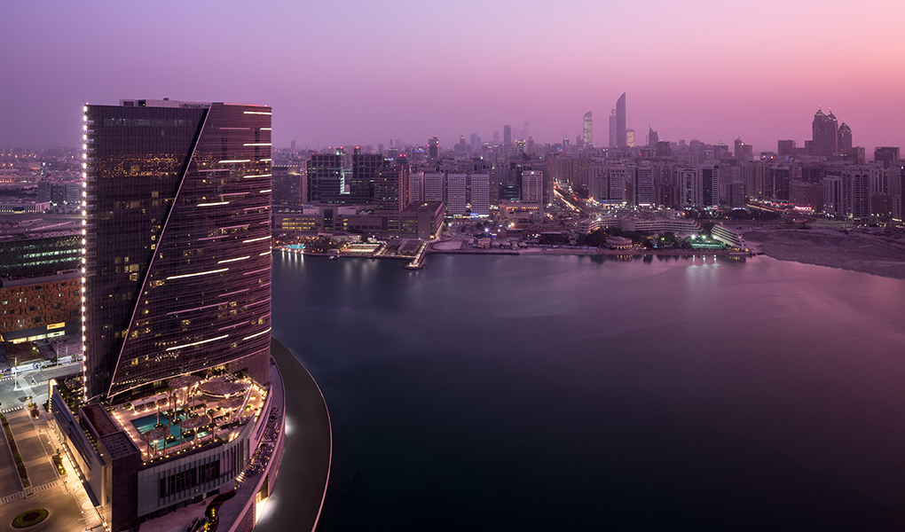 Vistas del hotel Rosewood Abu Dhabi al atardecer