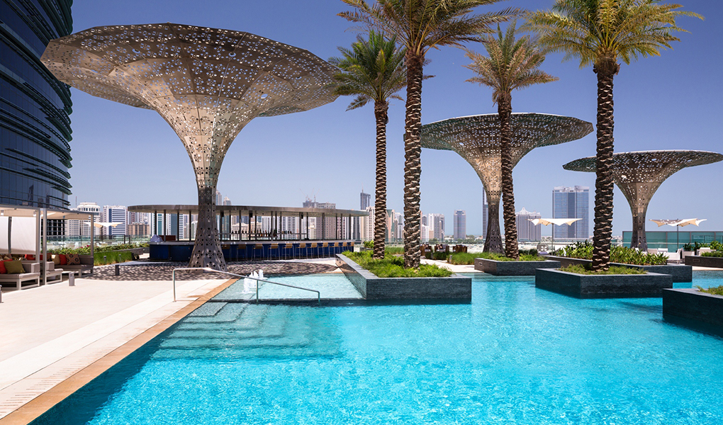 Vistas de la piscina exterior Rosewood Abu Dhabi