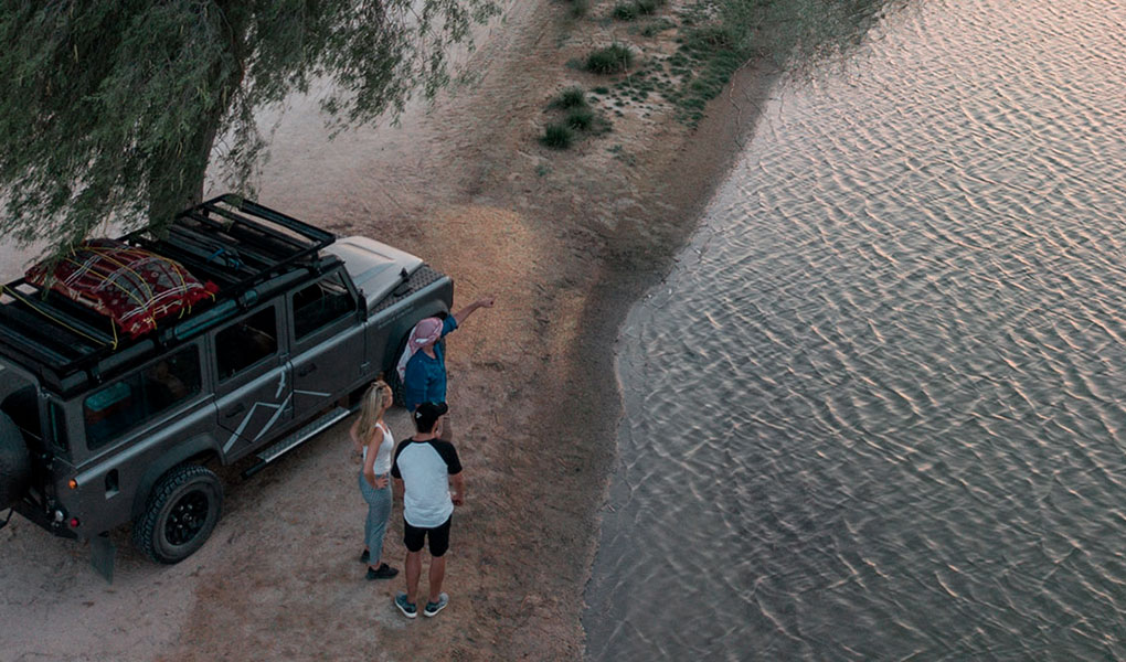 Land Rover junto lago en Dubai