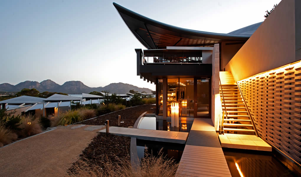 Entrada hotel lujo Australia Saffire Freycinet iluminación noche