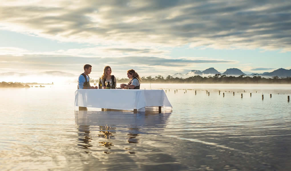 Mesa sobre el agua excursión lujo hotel Saffire Freycinet