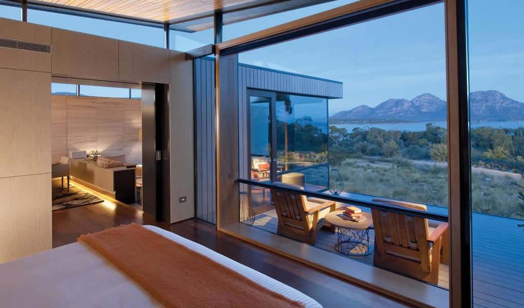 Interior de la habitación Saffire Freycinet cristal y vistas lujo