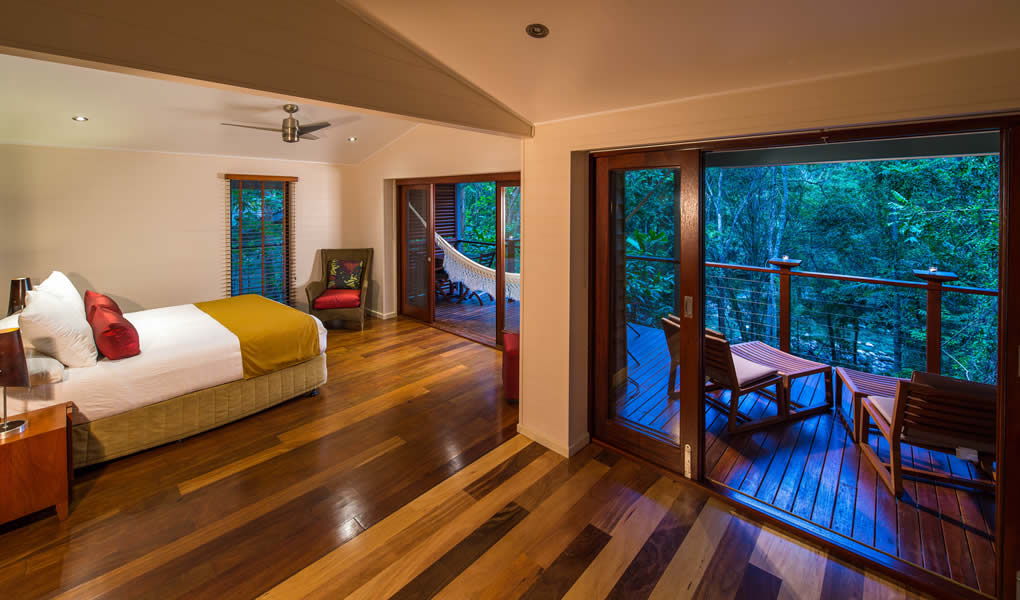 Interior habitación Treehouse Restaurant en medio naturaleza en Silky Oaks Lodge Australia