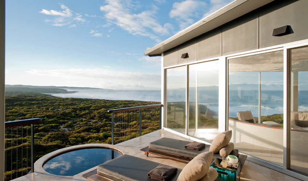 Terraza habitación con vistas en hotel lujo Southern Ocean Lodge en Australia 
