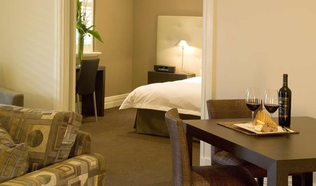 Interior habitación con vino hotel The Louise en Australia