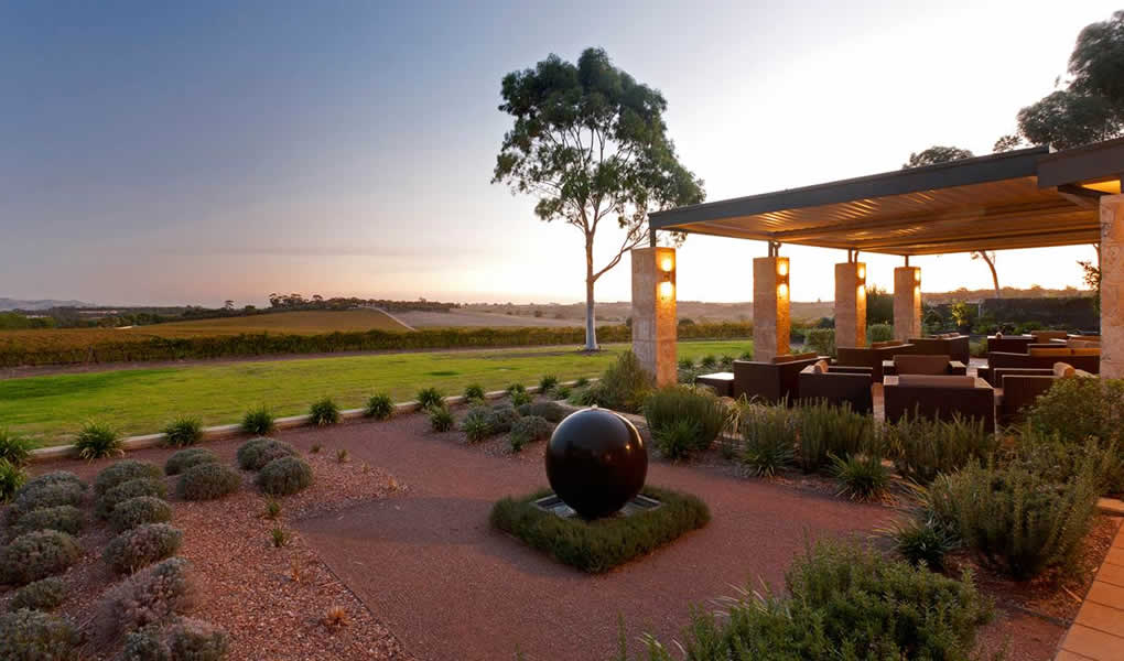 Restaurante exterior amanecer con vistas a los viñedos The Louise Barossa Valley