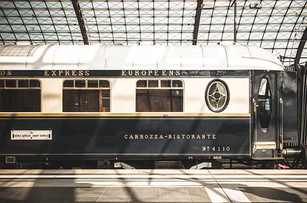 Tren en la estación de trenes de lujo en Europa Trayecto Paris Estambul