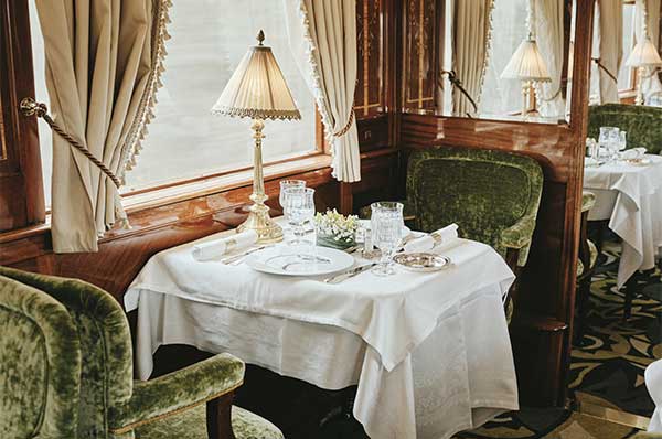 Coche restaurante del tren de lujo Venice Simplon Orient Express detalles verde