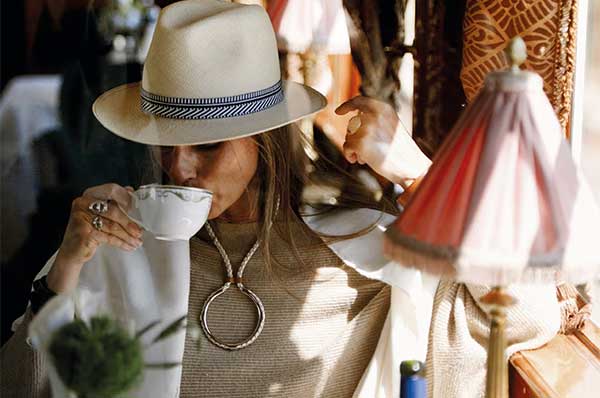 Persona con sombrero blanco en tren Venice Simplon Orient Express coche 