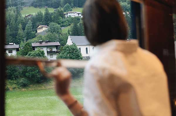Persona mirando por la ventana del tren Venice Simplon Orient Express el paisaje