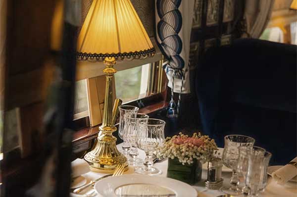 Detalle de mesa cena en el coche restaurante del tren Venice Simplon Orient Express