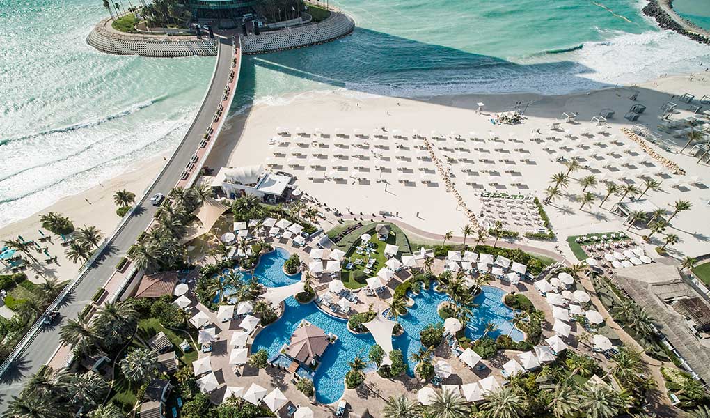 Vista aérea de las piscinas del hotel Jumeirah Beach en Dubái