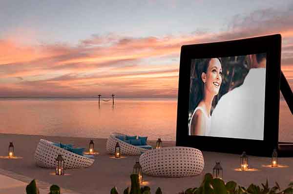 Atardecer sobre el mar desde la playa del hotel