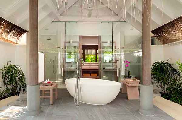 Baño de la villa de lujo en Maldivas 