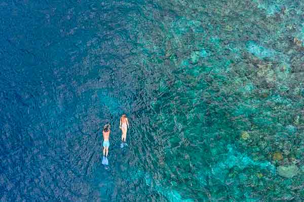 Persona haciendo snorkel en Maldivas Hotel Baros