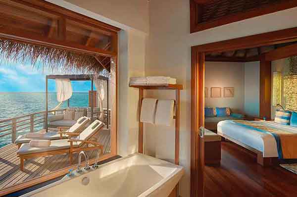 Interior de la villa sobre el agua con vistas al mar en Maldivas