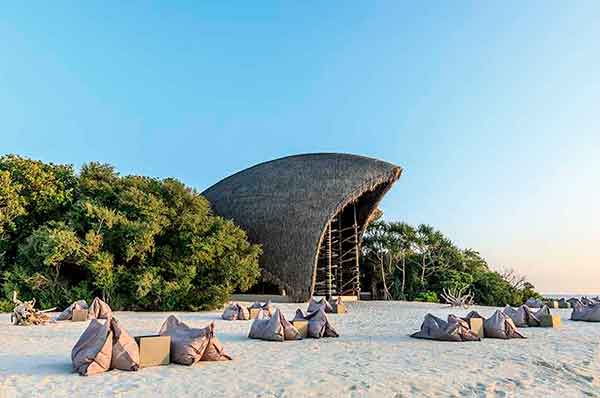 Tumbonas sobre la playa con vistas al horizonte