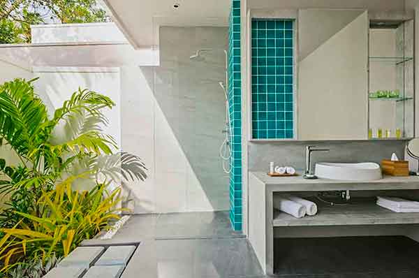 Baño exterior del hotel con vistas en Maldivas