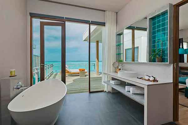 Baño de la villa sobre el agua en el Hotel Dhigali Maldives