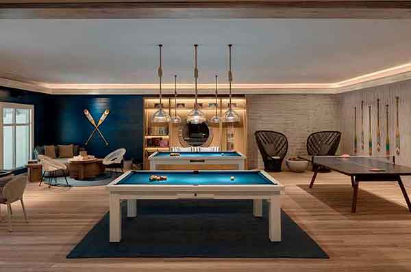 Zona de juegos del hotel con billar
