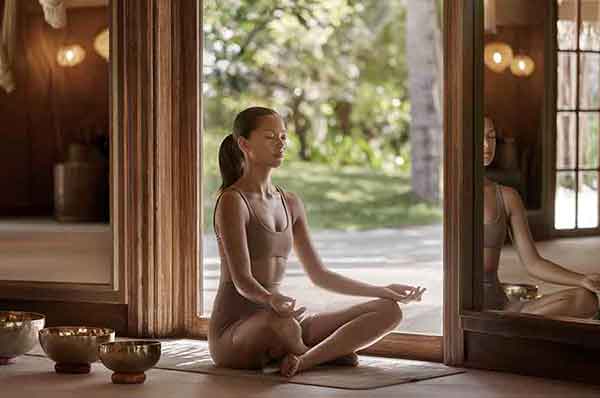 Persona haciendo yoga en Six Senses Kanuhura Maldivas