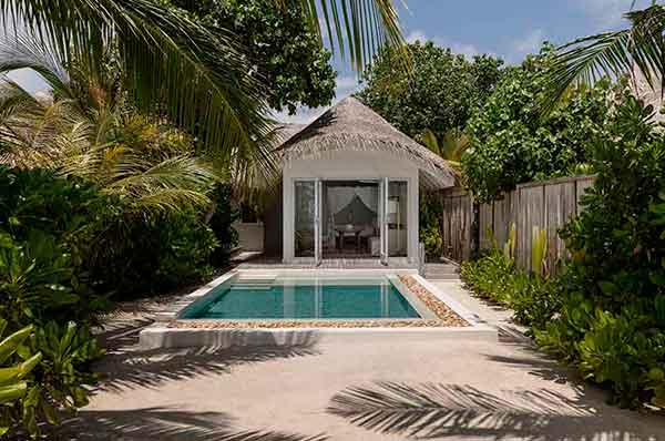 Frente de la beach villa con piscina privada en el hotel Six Senses Kanuhura