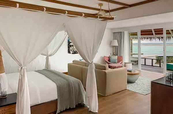 Interior de la villa sobre el agua del hotel Six Senses Kanuhura