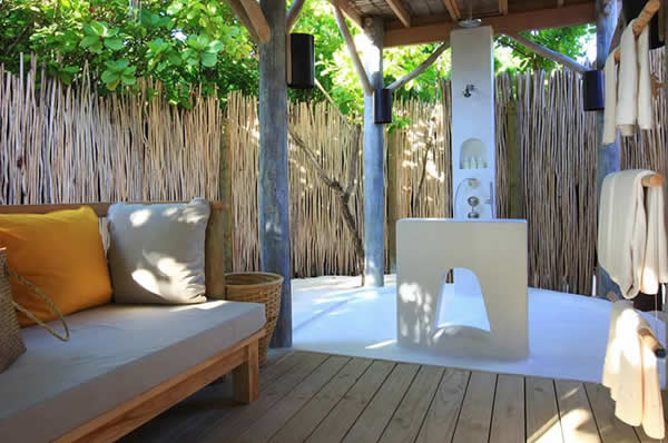 Patio exterior con muebles en Maldivas