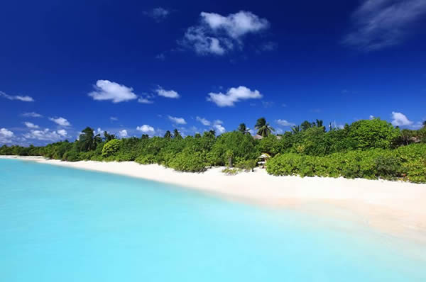 Playa de la isla Maldivas con arena blanca