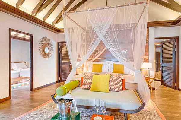 Interior de la villa con detalles en blanco y madera