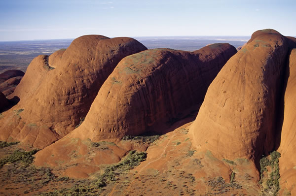 Montes cobrizos en desierto de Australia