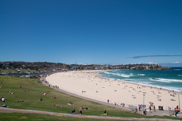 Playa de Sydney con arenas blancas y mar azul de fondo