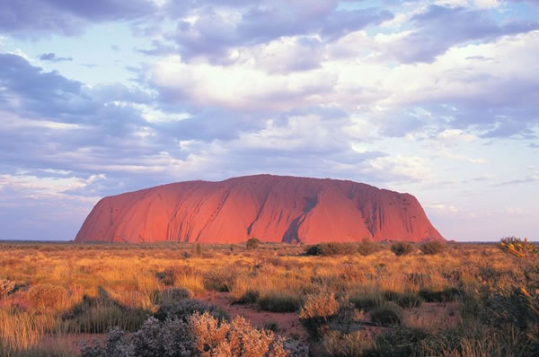 Ayers Rock en Australia roca Uluru con luz del atardecer