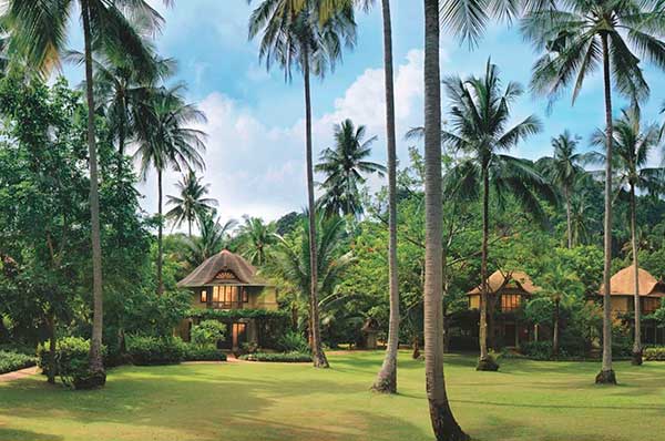 Palmeras y habitaciones tipo villas en el hotel Rayavadee Krabi en Tailandia