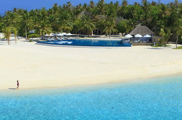 Playa y zonas comunes del Hotel Velassaru en Maldivas