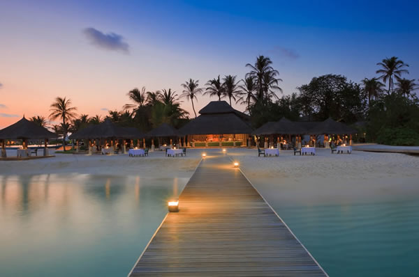 Atardecer sobre el mar en el hotel en Maldivas