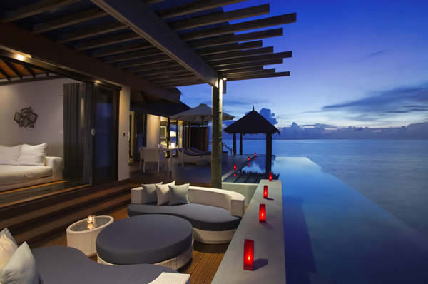 Restaurante el hotel al atardecer en Maldivas