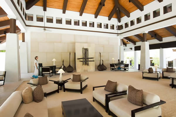 Recepción del hotel con salida a la playa