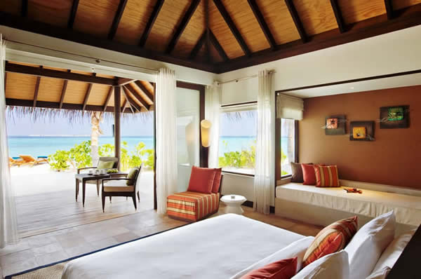Decoración interior de la beach villa del Hotel Velassaru en Maldivas