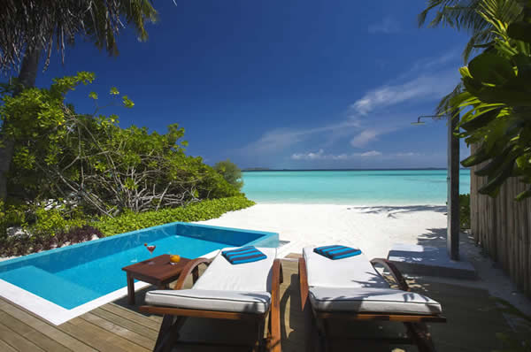 Piscina privada de la Beach Villa del Hotel Velassaru en Maldivas
