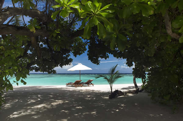 Vistas a la playa y el jardín privado del hotel Velassaru