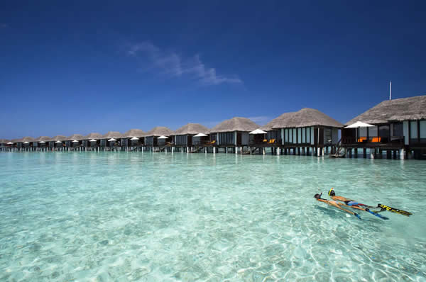 Laguna del hotel con agua transparente