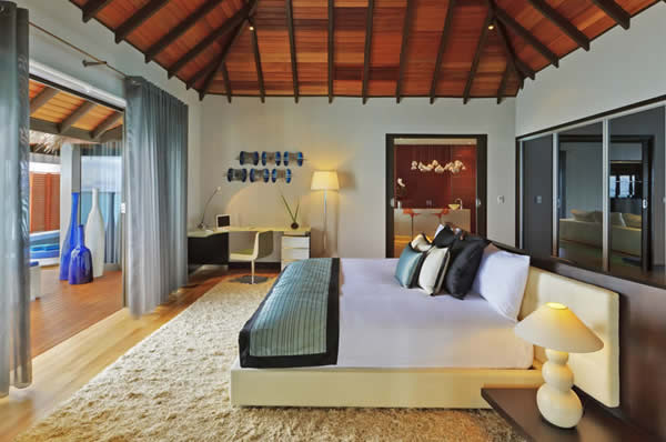 Decoración interior de la villa sobre el agua en Maldivas