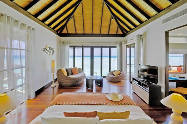 Villas sobre el agua con vistas al mar y horizonte en Maldivas