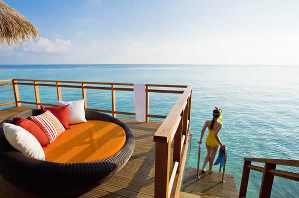 Zonas comunes del hotel con vistas al mar en Hotel Velassaru