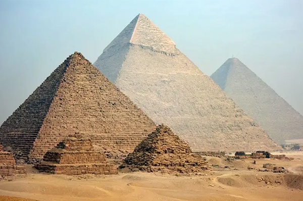 Piramides de Guiza a los lejos viaje de lujo a Egipto