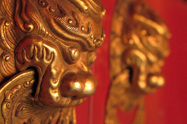 Puerta tradicional en China con detalles en dorado y madera