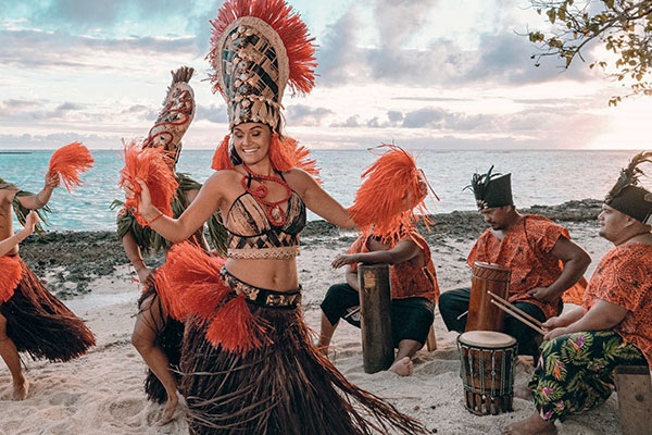 Danzas tradicionales en playa del pacífico con indumentaria en colores 