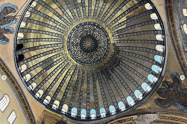 Techo estilo bóveda en iglesia histórica de Turquía