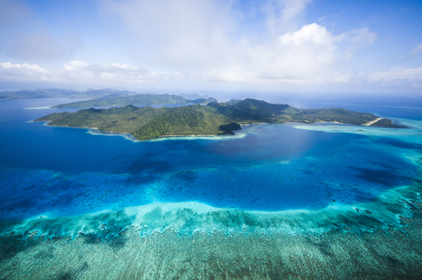 El mar de Fiji y sus islas con diferentes tonos de mar